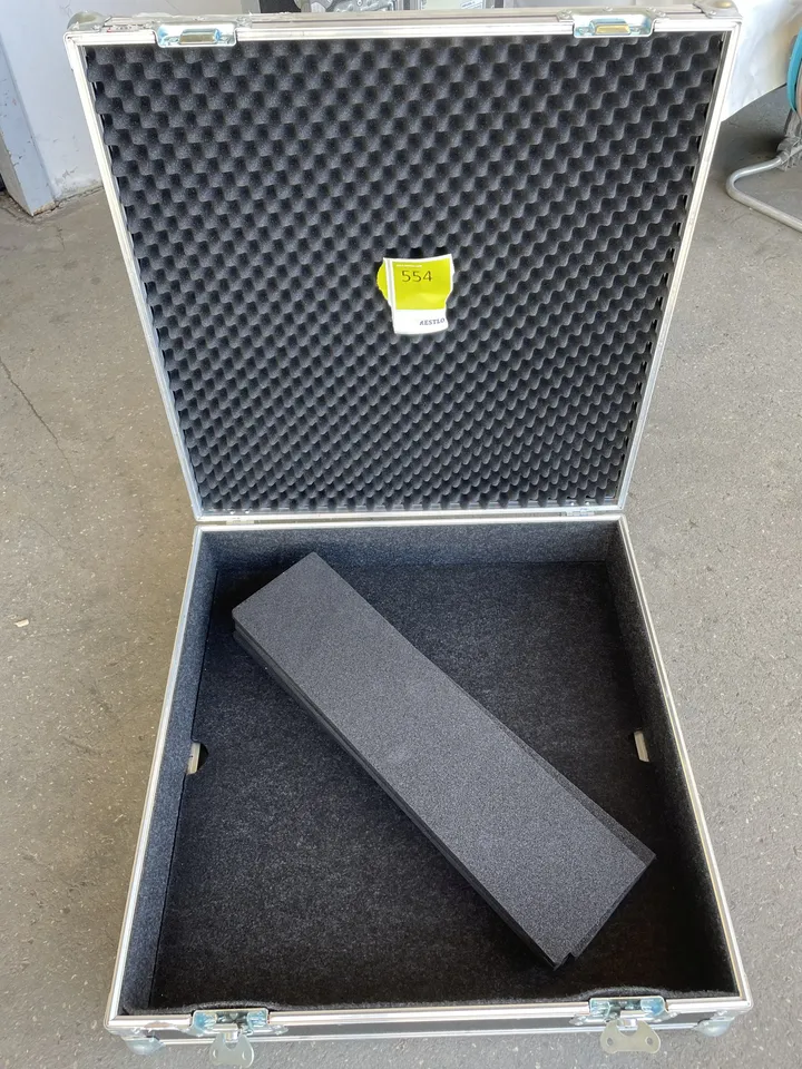 Case Außenmaße: 64x64x17cm